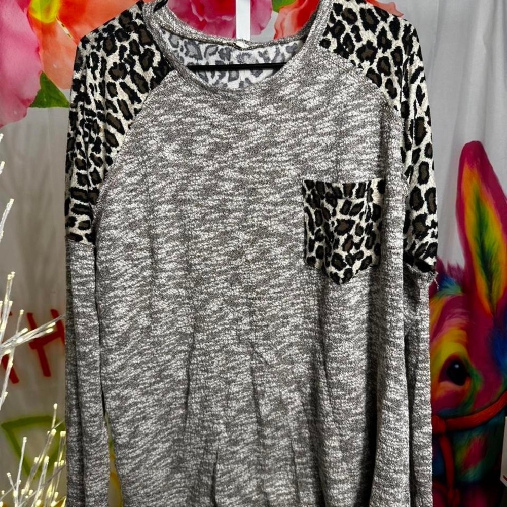 W78. Easel leopard print long sleeve top with pocket Size M